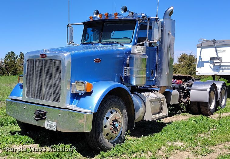 2010 Peterbilt  367 semi truck - DP4958