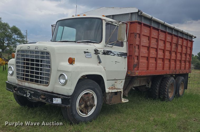 1973 Ford F700 grain truck - EF3533