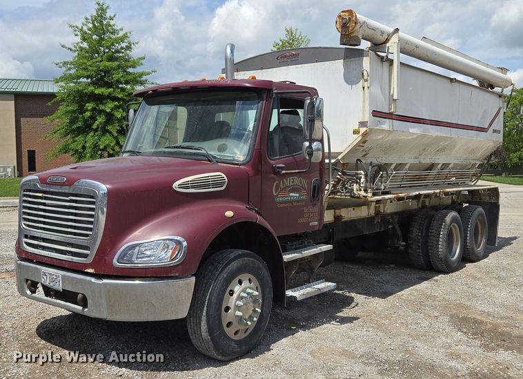 2005 Freightliner Business Class M2 fertilizer delivery truck - EM7428