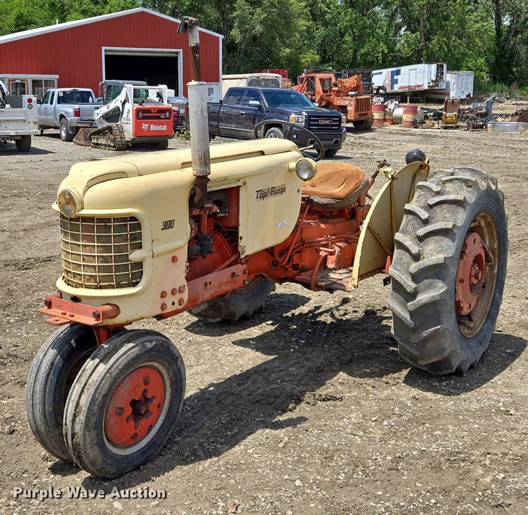 Case 300 tractor - EM7441