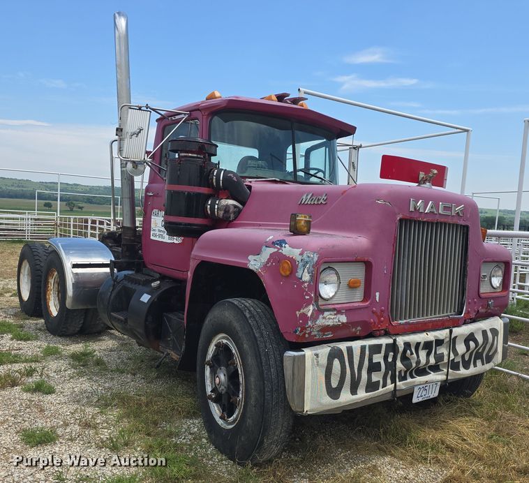 1978 Mack R686 semi truck - DS3280
