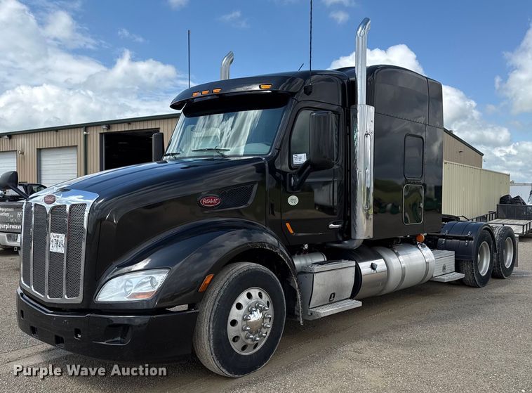 2019 Peterbilt 579 semi truck - DS4325