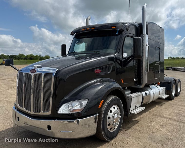 2019 Peterbilt 579 semi truck - DS4332