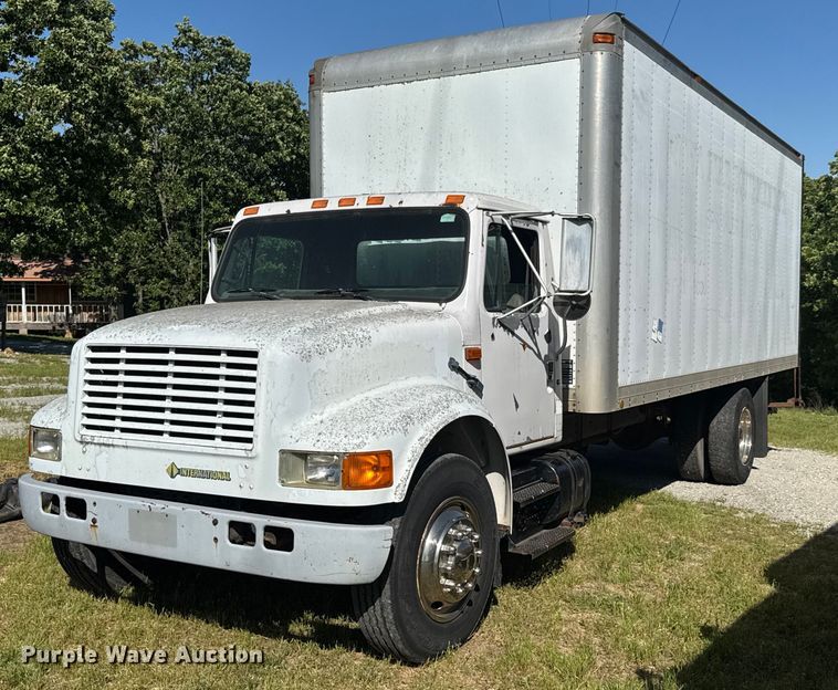 1992 International 4700 box truck - DU9146