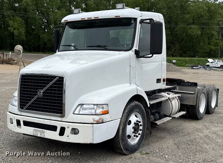 2006 Volvo VNM semi truck - DV2660