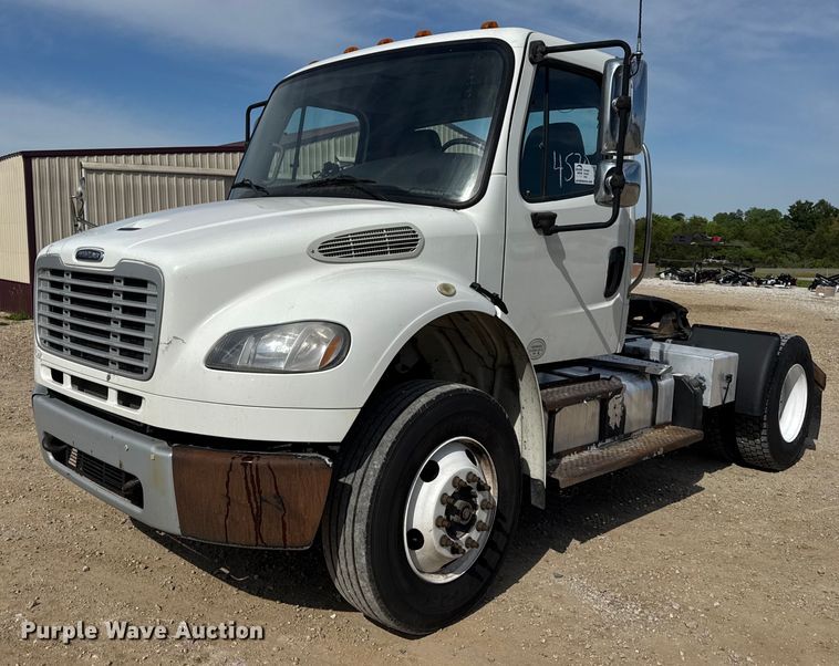 2015 Freightliner Business Class M2 semi truck - DV4076