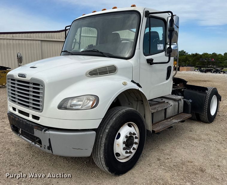 2017 Freightliner Business Class M2 semi truck - DV4077