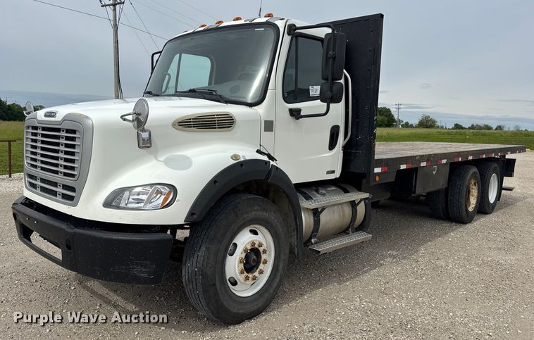 2011 Freightliner Business Class M2 flatbed truck - DV4082