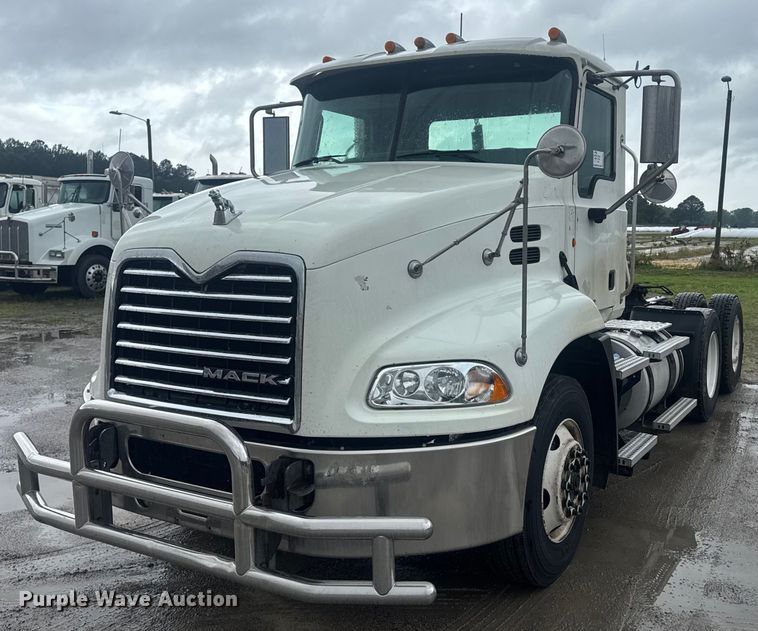 2015 Mack CXU613 semi truck - DW1951