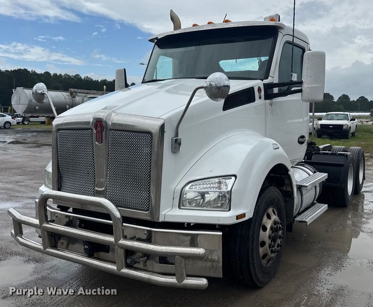 2019 Kenworth T880 semi truck - DW1952