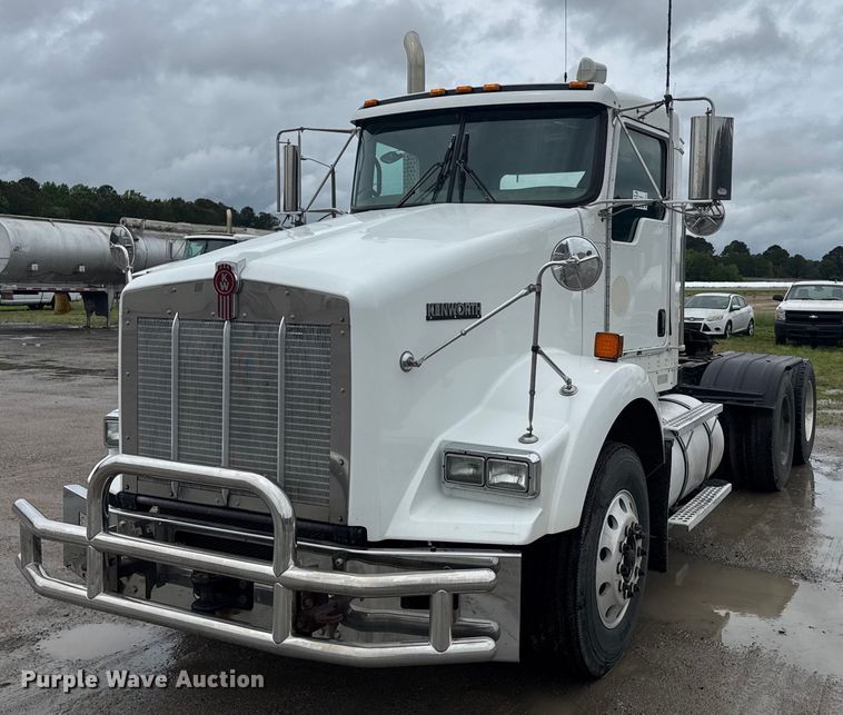 2013 Kenworth T800 semi truck - DW1953