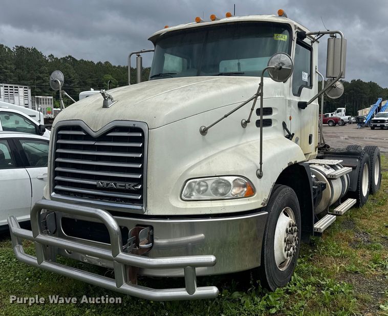 2014 Mack CXU613 semi truck - DW1954