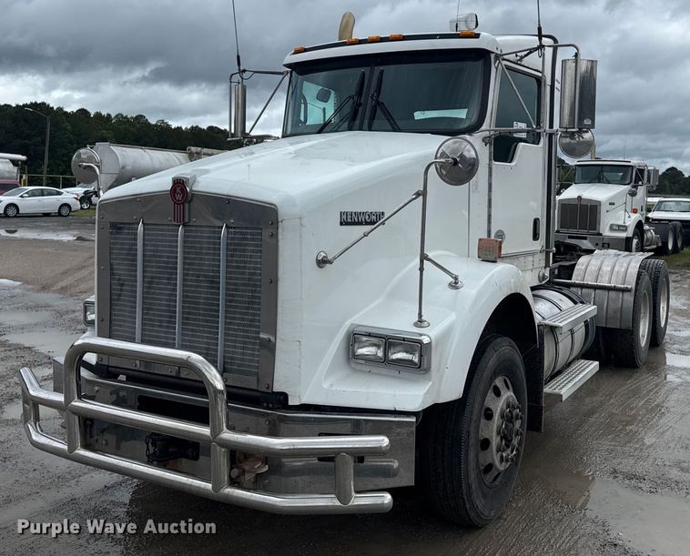 2019 Kenworth T800 semi truck - DW1955