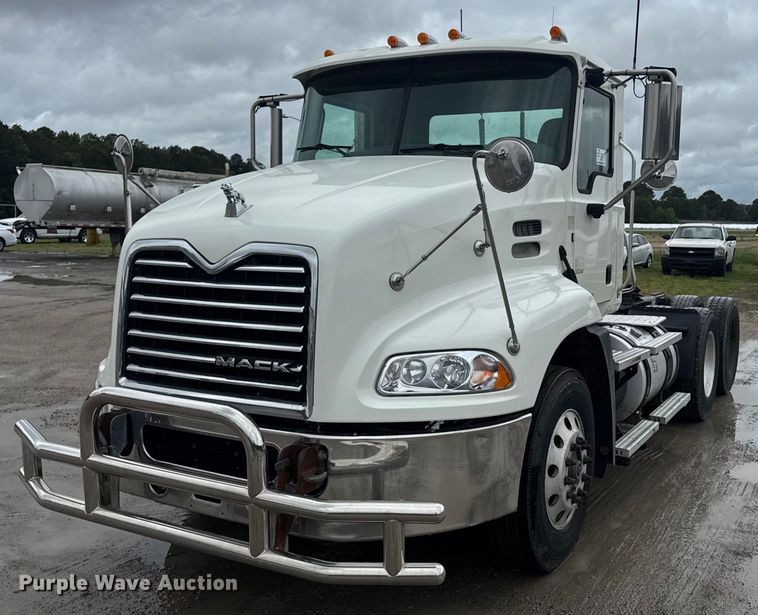 2015 Mack CXU613 semi truck - DW1956