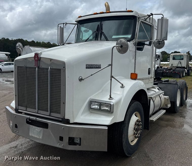 2013 Kenworth T800 semi truck - DW1957