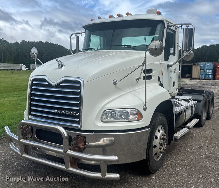 2018 Mack CXU613 semi truck - DW1961