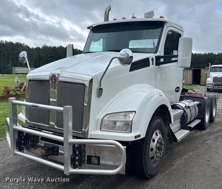 2016 Kenworth T880 semi truck - DW1962