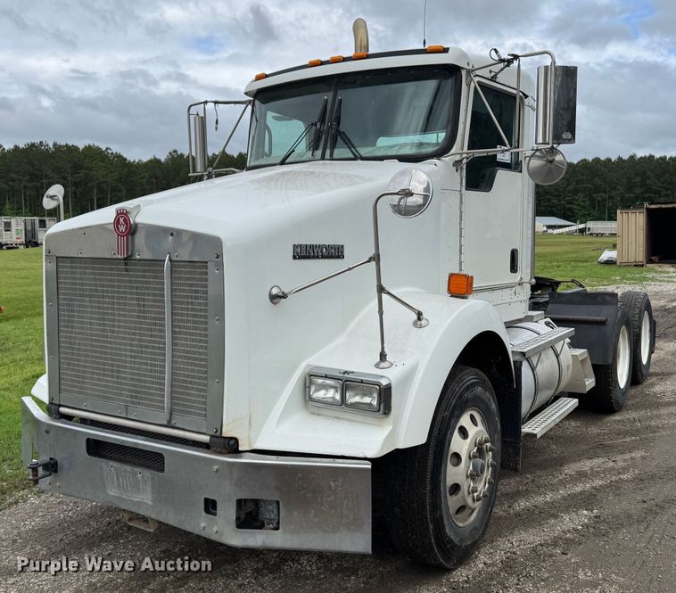 2013 Kenworth T800 semi truck - DW1964
