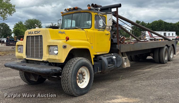 1989 Mack R690ST winch truck - DY0526
