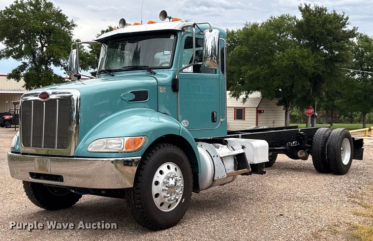 2019 Peterbilt 337 truck cab and chassis - ED5667