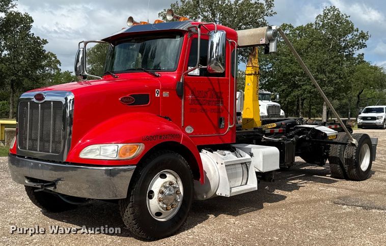 2019 Peterbilt 337 hook lift truck - ED5669