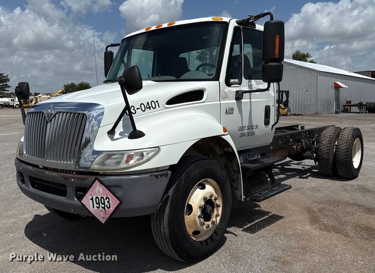 2004 International 4300 truck cab and chassis - EJ4674