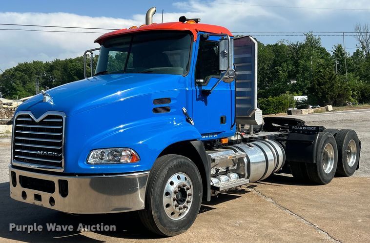 2009 Mack CXU semi truck - EK8102