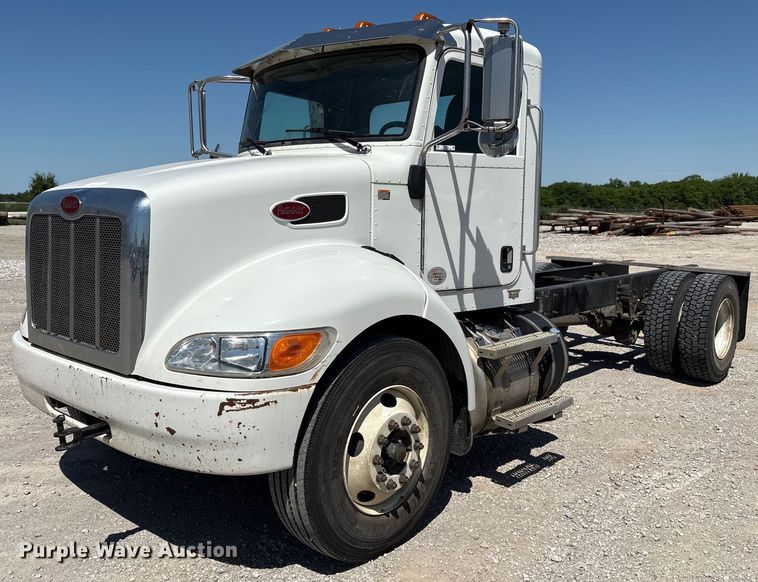 2017 Peterbilt 337 truck cab and chassis - EL2103