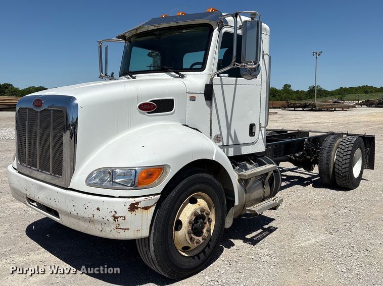 2017 Peterbilt 337 truck cab and chassis - EL2105