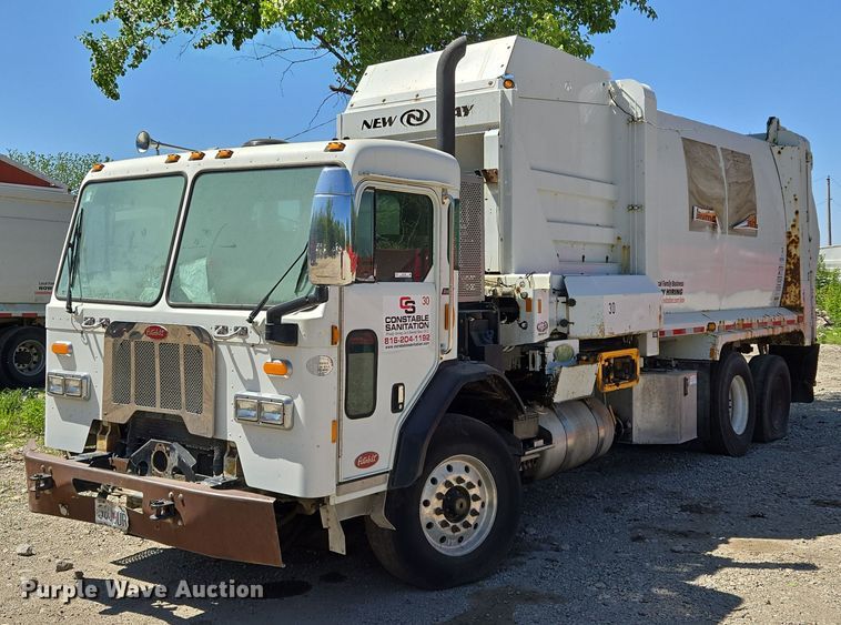 2017 Peterbilt 320 refuse truck - EM7340