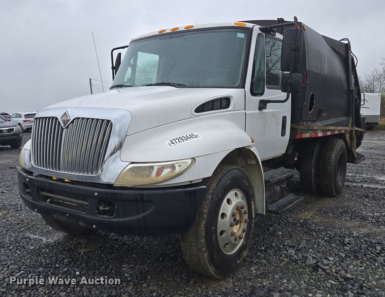 2004 International 4300 refuse truck - YA0339