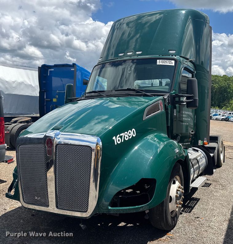 2019 Kenworth T680 semi truck - YA0412