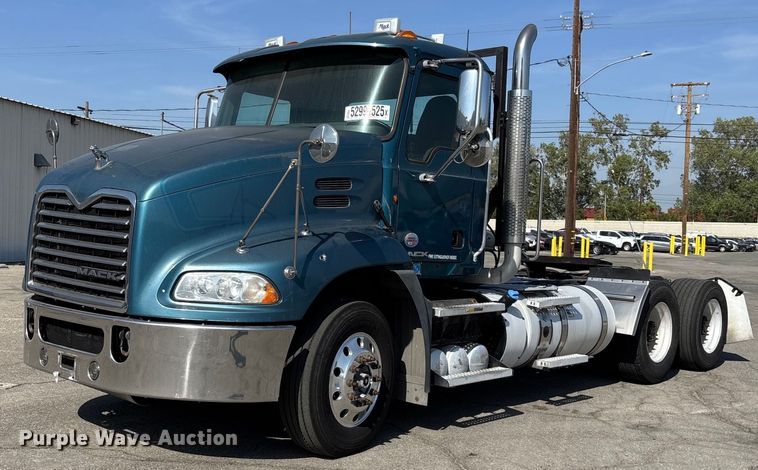 2011 Mack CXU613 semi truck - YA0495