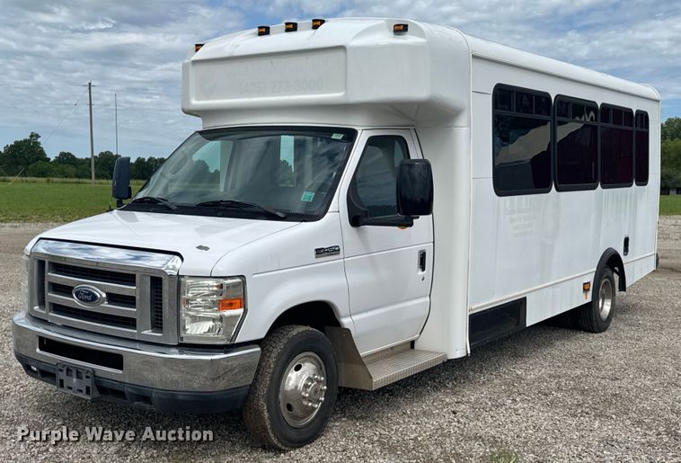 2013 Ford E450 Super Duty shuttle bus - DU9170