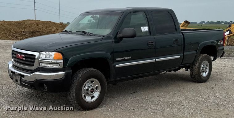 2003 GMC Sierra 2500HD Crew Cab pickup truck - DV2748