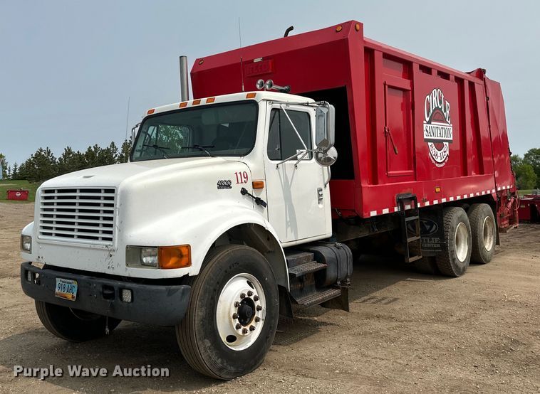 1999 International 4900 refuse truck - EB2614