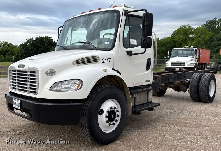 2009 Freightliner M2  truck cab and chassis - ED5613