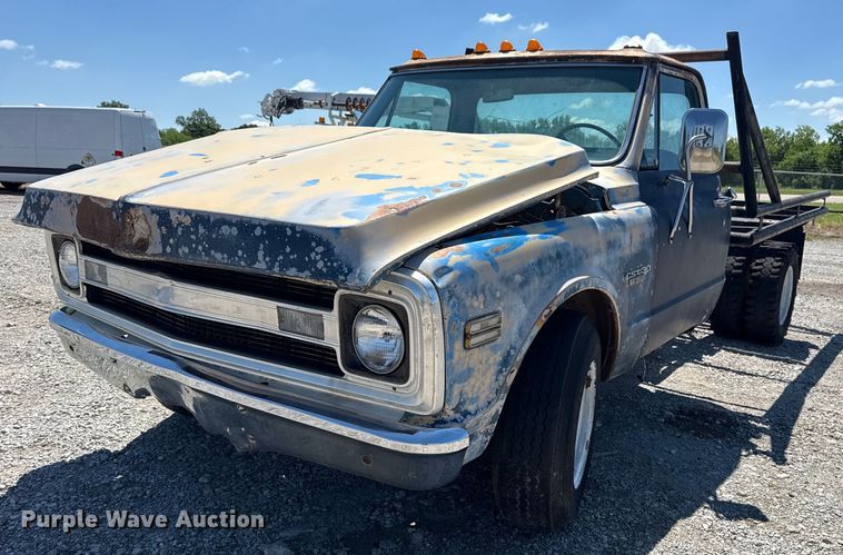 1970 Chevrolet C30 pickup truck cab and chassis - EG5876