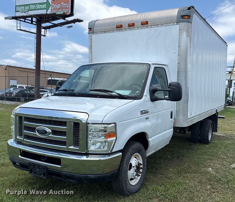 2011 Ford E350 Super Duty box truck - EG8085