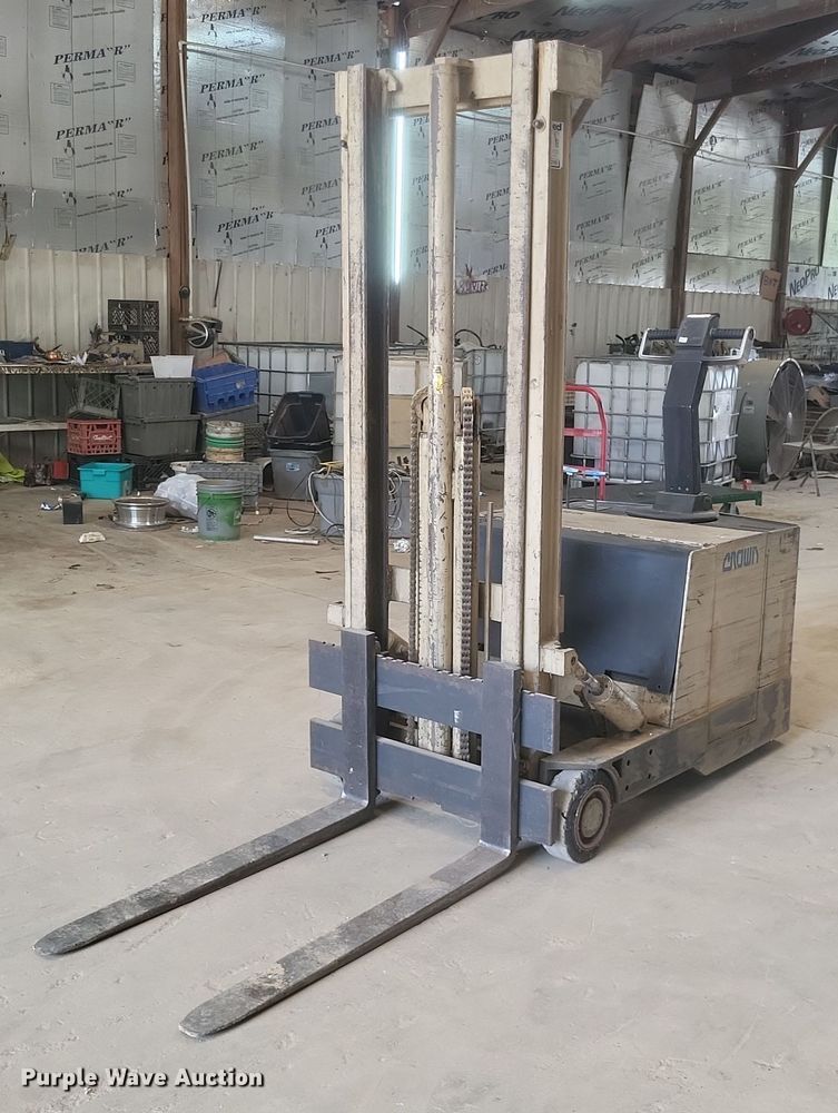 Crown 25WBTF pallet stacker - EJ7579
