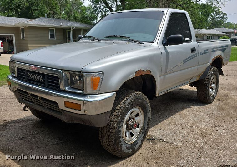 1990 Toyota pickup truck - EO1026