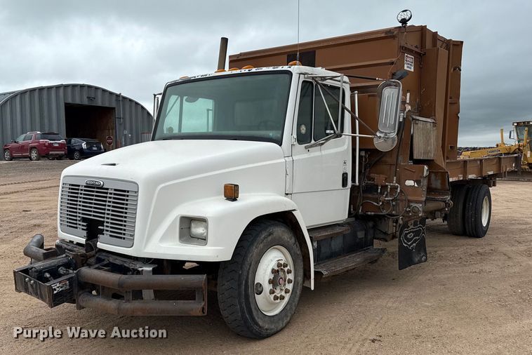 1997 Freightliner FL70 feed mixer truck - EQ4900