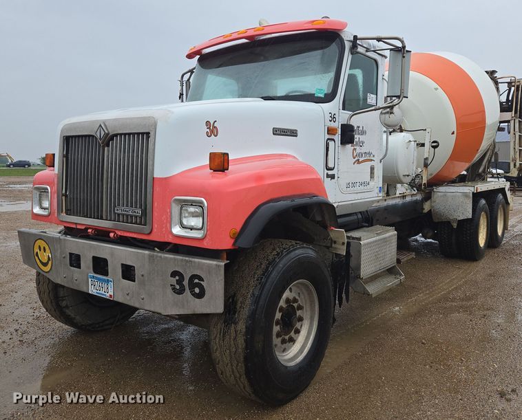 2001 International 5500i ready mix truck - DT7201