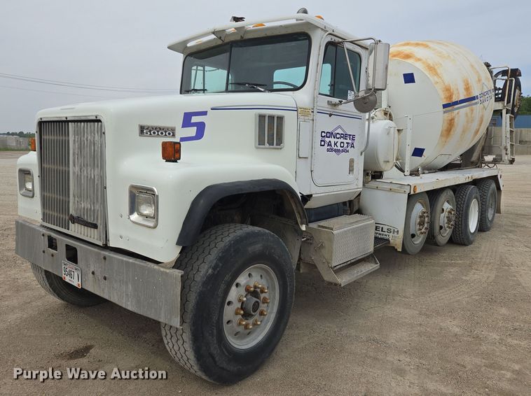 2000 International 5000 ready mix truck - DT7202