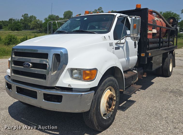 2010 Ford F750 vacuum truck - DU7791