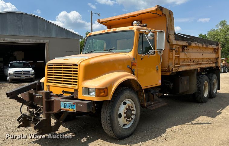 1999 International 4900 dump truck - EB2609