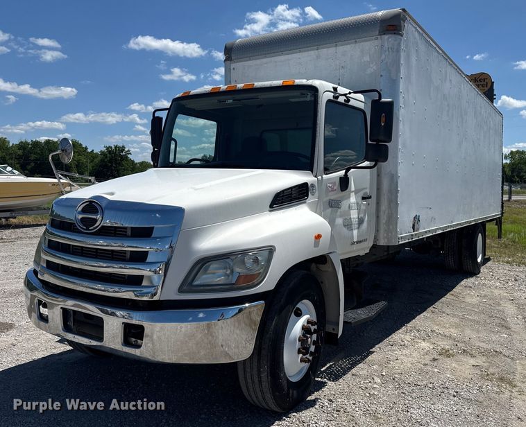 2013 Hino 338 box truck - EG5878