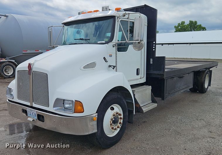 2008 Kenworth T300 flatbed truck - EJ0086