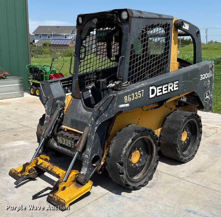 2011 John Deere 320D skid steer loader - EJ4725