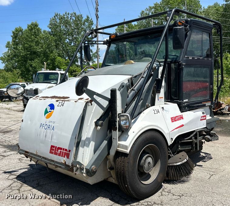 2009 Elgin Pelican NP street sweeper - EK8174